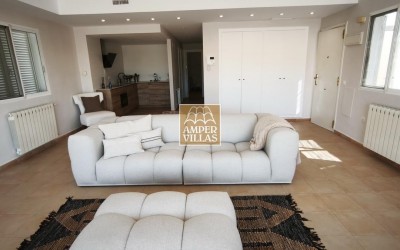 Beautiful, fully refurbished apartment with spacious terraces.
